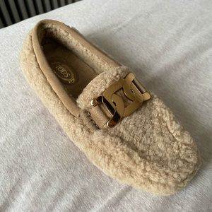 Tod’s City Gommino Driving  Shoes In Sheepskin- BROWN